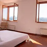 Scappo In Umbria, Elena