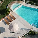 Scappo In Umbria, Elena