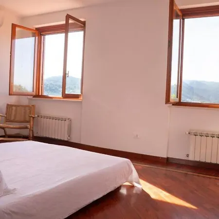 Scappo In Umbria, Elena