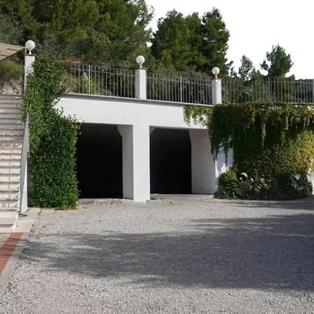 Scappo In Umbria, Elena Villa