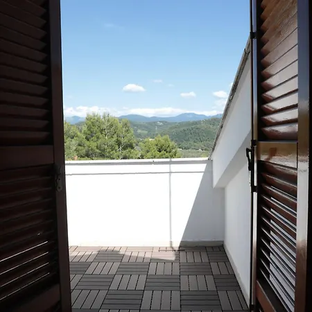 Scappo In Umbria, Elena Villa