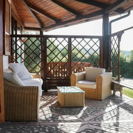 Scappo In Umbria, Elena