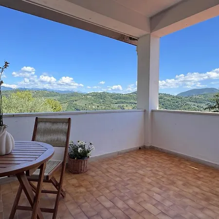 Scappo In Umbria, Elena