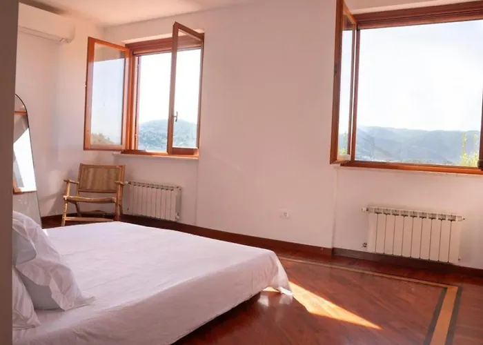 Scappo In Umbria, Elena